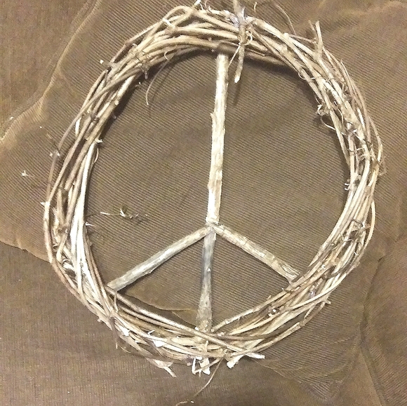 HANDMADE PIECE SIGN WREATH - Picture 1 of 1